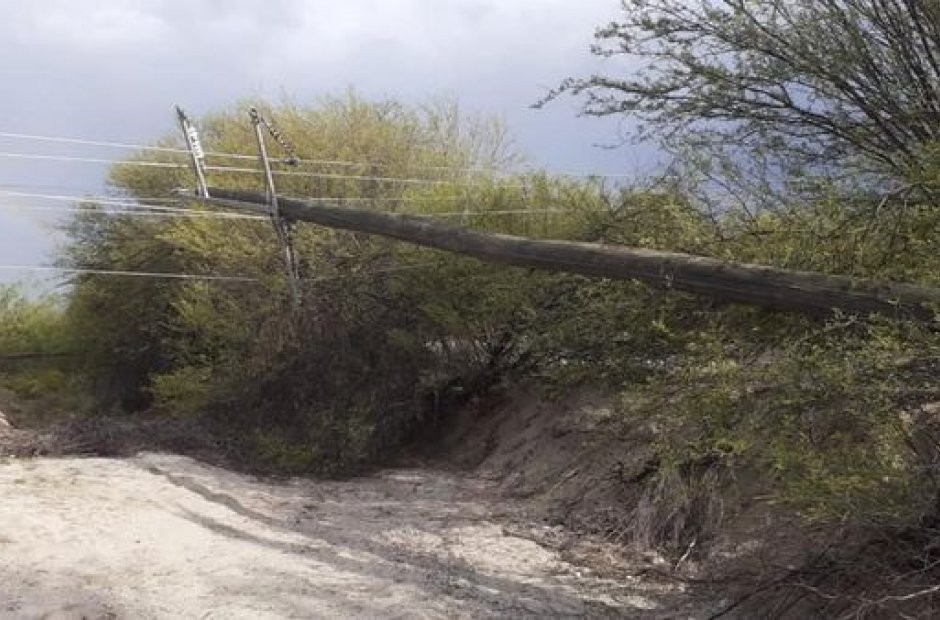 La tormenta causó caída de postes y cortes de energía en el oeste provincial