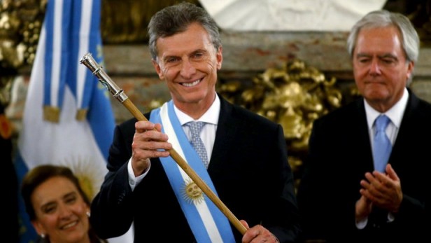 Macri recibió los atributos de mando en la Casa Rosada y saludó desde el histórico balcón