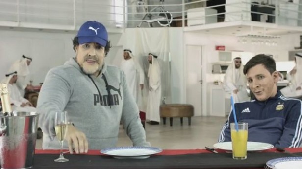 A reírse: Maradona le enseña el himno argentino a Messi 
